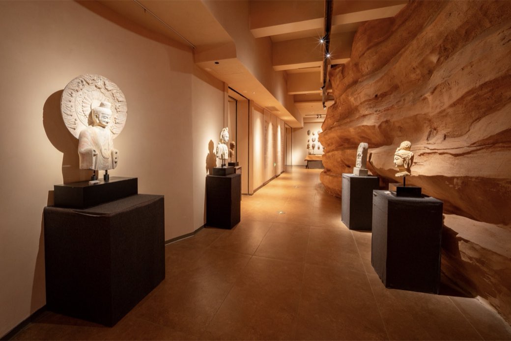 Stone Buddhas along the gallery corridor