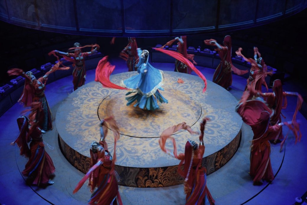 The round stage seen from above, tables all around